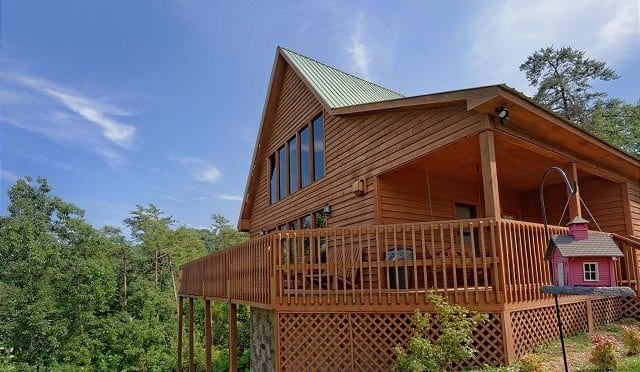 Is a Large Cabin Rental in Pigeon Forge Right For Your Next Smoky Mountain Vacation?