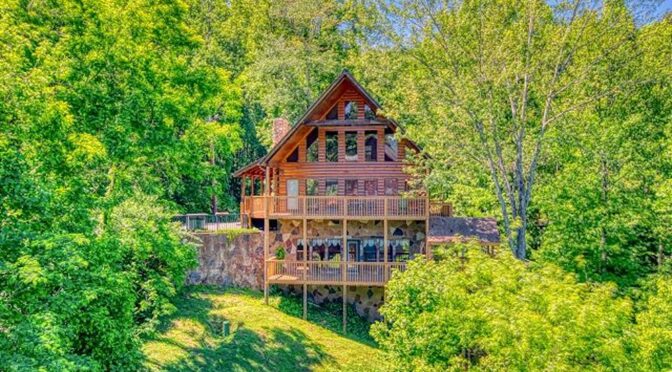 3 Reasons Why Large Groups Love Staying in Our 5+ Bedroom Smoky Mountain Cabins